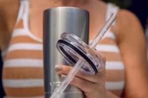 爆紅「冰霸杯」裝熱水可能喝到「有毒重金屬」，專家提醒「很多都不是食用級不鏽鋼」…