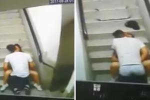 監視器拍下情侶在樓梯間辦事還使出「美腿夾殺公狗腰」，下一秒路人開門女孩反應超爆笑！