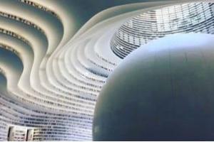 【視頻】地表最美圖書館」內部空間照曝光！「超夢幻濱海之眼」讓你徜徉在純白書海裡離不開！
