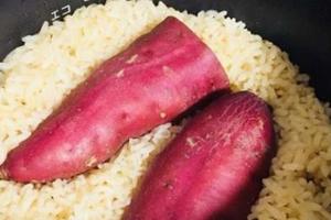 日本網友瘋傳超省時懶人料理「整顆紅薯飯」，整顆紅薯丟下去…電鍋打開那一刻幸福地笑了！
