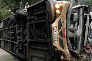 香港巴士司機不爽「遲到10分鐘被乘客罵」　抓狂怒飆車...巴士翻覆「車頂被削去」釀18人死亡