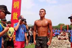 【影片】這就是台灣蛙人一定都要通過的「天堂路」關卡，看完他們超勇猛的畫面你就會發現立委的臉自動被打腫了