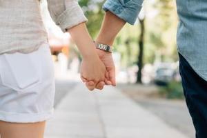 過年牽妹妹手被親戚酸「亂倫喔？」　他「爆氣回嗆」讓網友力挺：嘴的好！