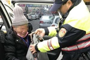 輪椅阿嬤癱在路邊！　餓到沒力回家　暖警送上麵包讓她淚謝：世上最好吃