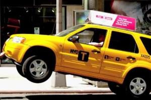 【影片】違規司機不爽女警怒飆髒話　下一秒女警變「神力女超人」把車子舉起來