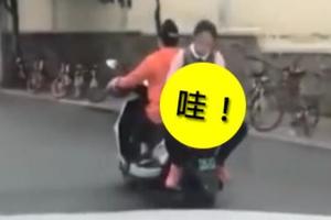 女孩「背對跨坐機車」穿梭車陣，媽媽無視「女兒手上動作」網讚：我家孩子有妳一半就好！ (影片)