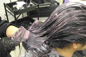 每個月定期染髮一次的女子　10年後錯愕發現得肝硬化　醫生：染髮造成的